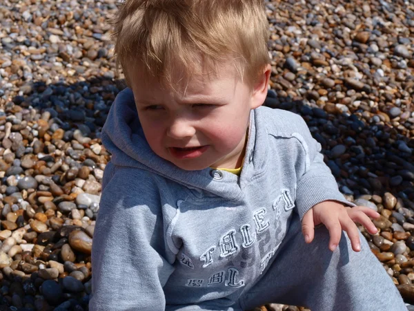 Маленький мальчик на пляже — стоковое фото
