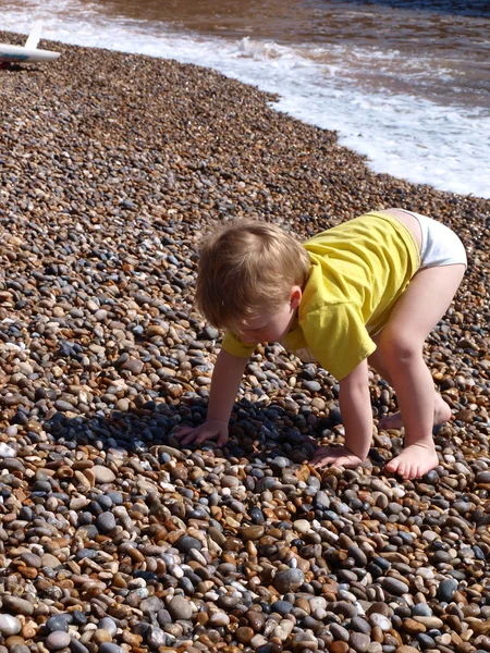 Kleine jongen op het strand — Stockfoto