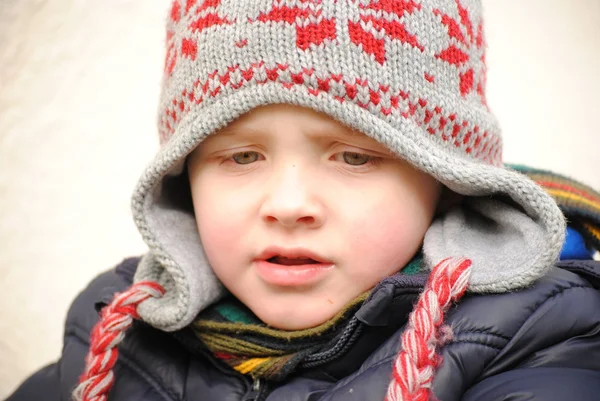 겨울 모자에 작은 소년 — 스톡 사진