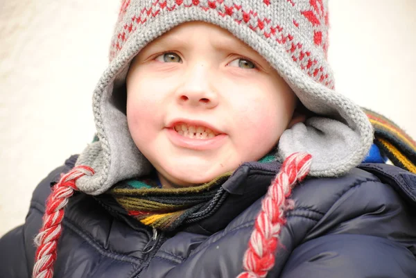 Kış şapkalı küçük çocuk — Stok fotoğraf