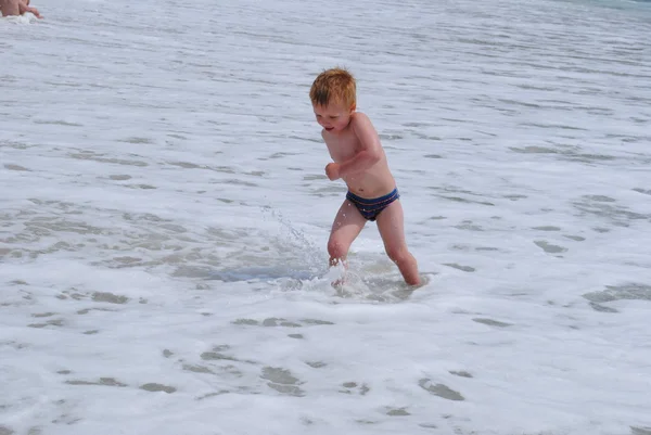 Niño en la playa — Foto de Stock