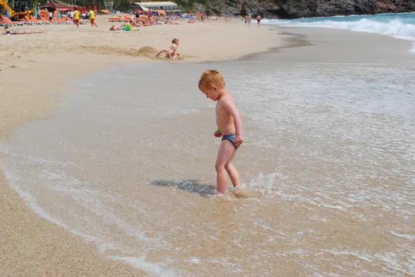 Criança na praia — Fotografia de Stock