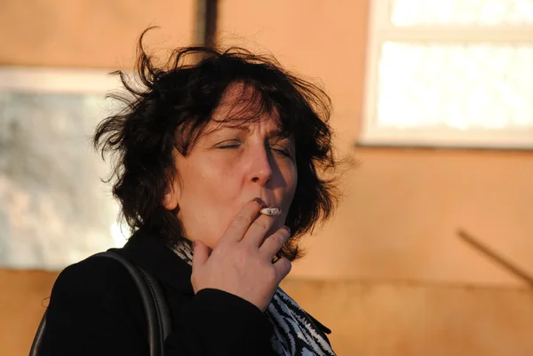 Reife Frau beim Zigarettenrauchen — Stockfoto