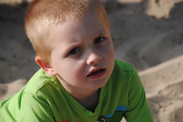 Kleine blonde jongen — Stockfoto