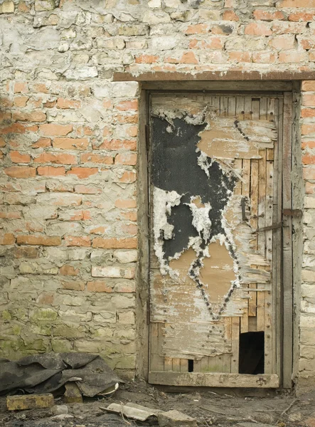 Oude deur op een bakstenen muur achtergrond — Stockfoto