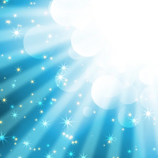 Солнечные лучи на голубом небе со звездами — стоковое фото