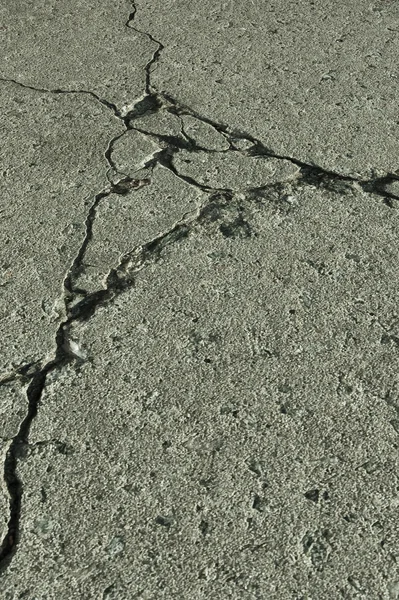 Тріщини в бетонних плитах — стокове фото