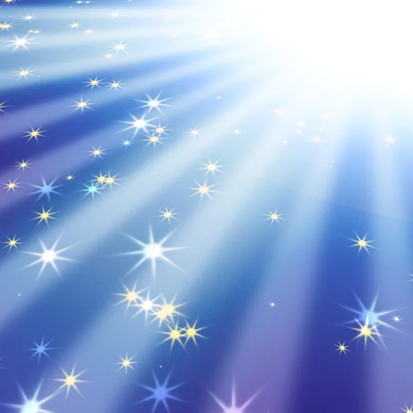 Солнечные лучи на голубом небе со звездами — стоковое фото