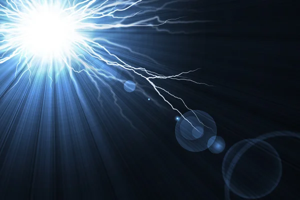 Flash elettrico di un fulmine su uno sfondo blu — Foto Stock