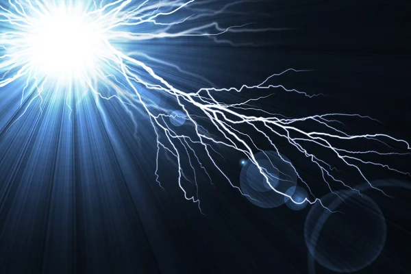Электрическая вспышка молнии на синем фоне — стоковое фото