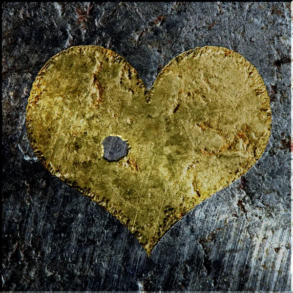 Gold metallic grunge pierced heart — Stock Photo, Image