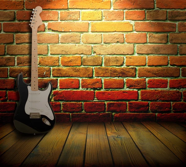 Grunge interiér s elektrická kytara — Stock fotografie