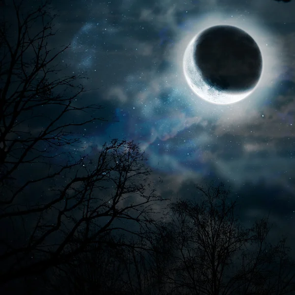 Luna en un cielo oscuro —  Fotos de Stock