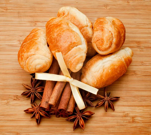 Croissant con bastoncini di cannella e anice stellato Immagine Stock