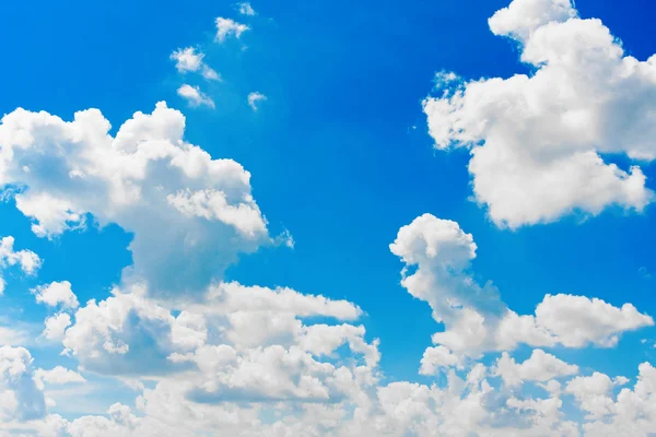 Witte wolken in de blauwe lucht — Stockfoto