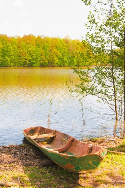 Altes Boot am Flussufer — Stockfoto