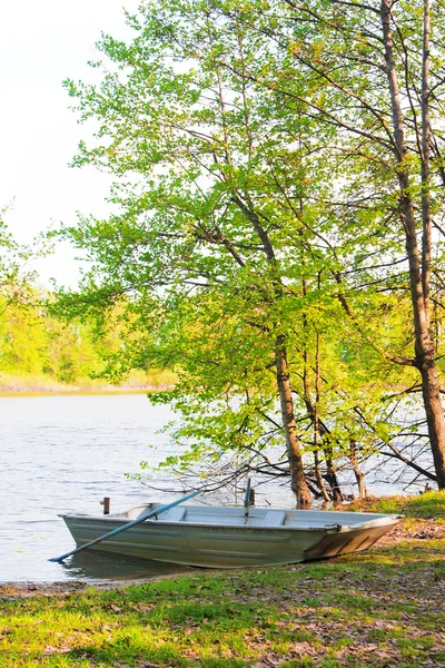 Velho barco à beira do rio — Fotografia de Stock