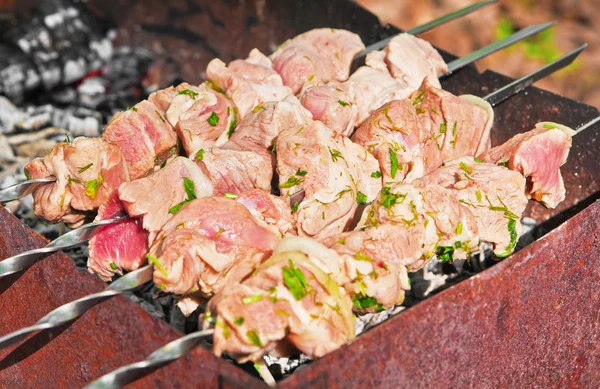 Asar carne sobre carbón vegetal —  Fotos de Stock