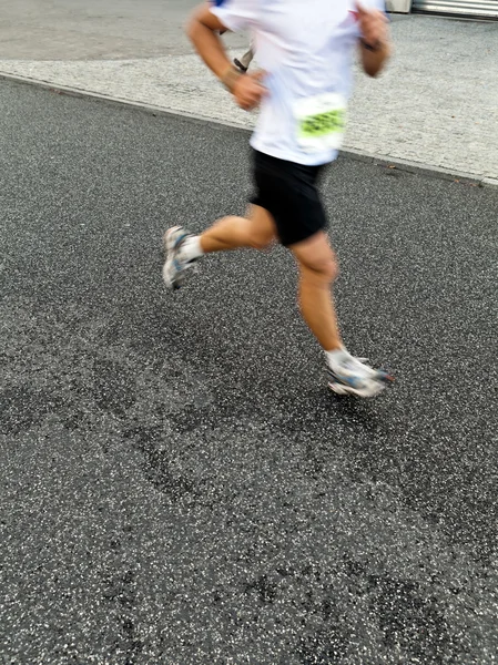 Человек, бегущий в городском марафоне — стоковое фото