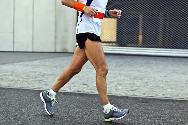 Чоловік біжить у міському марафоні, розмитий рух — стокове фото