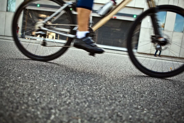 Man fietsen op stad straat — Stockfoto