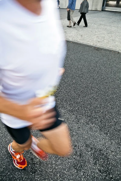Homme courant dans le marathon de la ville — Photo