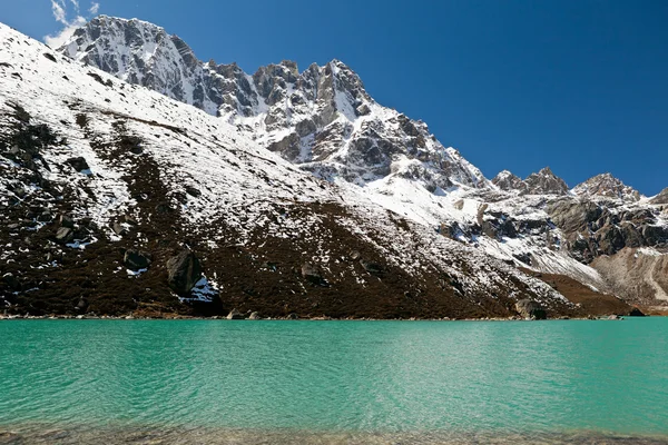 Озеро в горах, Гімалаї — стокове фото