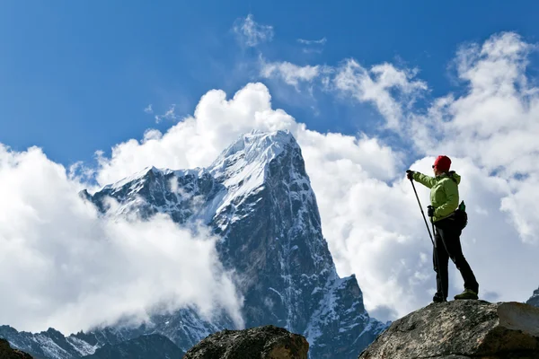 Туризм в горах Гималаев — стоковое фото
