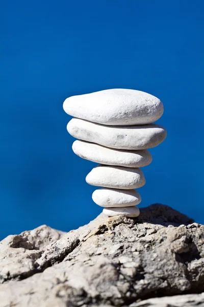石头堆栈的平衡，亚得里亚海海岸克罗地亚 — 图库照片