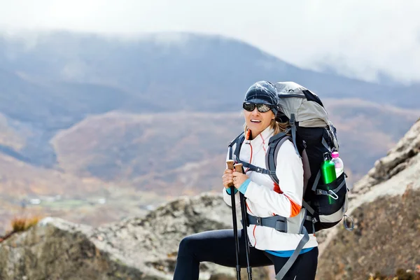 Trekking femminile in Himalaya Mountains, Nepal — Foto Stock