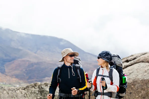 Man and woman hiking in mountains — Stock Photo, Image