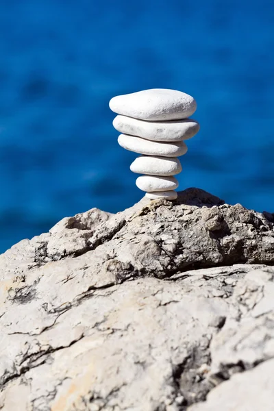 Stenen stapel evenwicht, Adriatische kust — Stockfoto