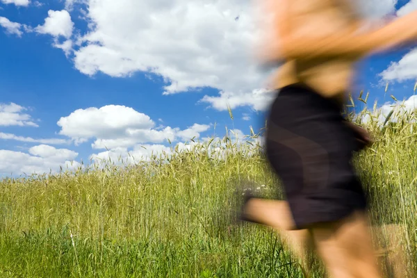 Homem atravessa o país correndo em trilha — Fotografia de Stock