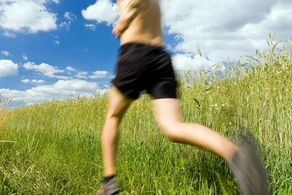 Mann läuft Langlauf auf Loipen — Stockfoto