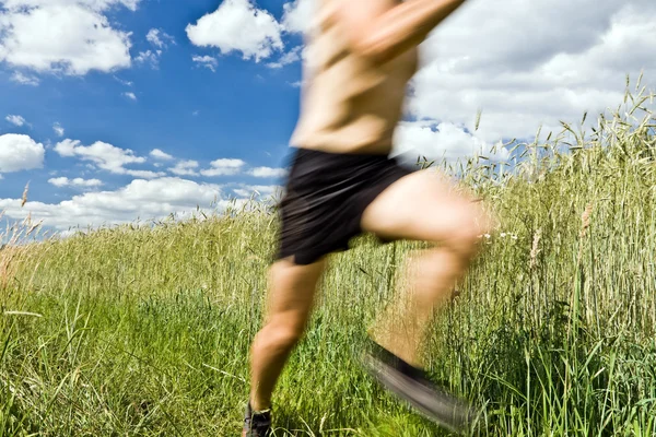 Homme courir et faire du jogging cross country sur piste — Photo