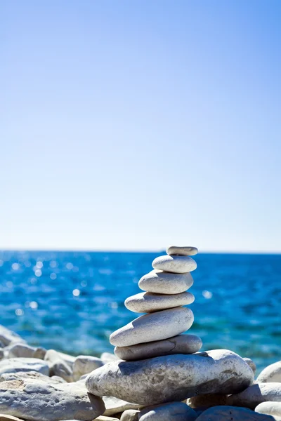 Steine stapeln sich am Strand, an der Adriaküste — Stockfoto