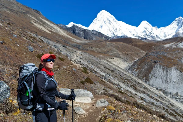 Vrouw trektochten in de himalaya mountains — Stockfoto