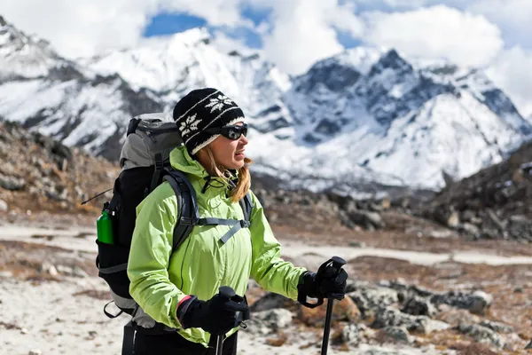 Himalaya dağlarında hiking kadın — Stok fotoğraf