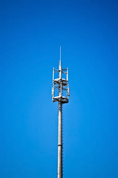 Torre di comunicazione sopra il cielo blu — Foto Stock