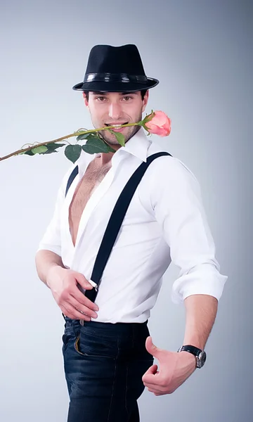 Άνθρωπος του Αγίου Βαλεντίνου με ροζ τριαντάφυλλο σε φόντο — Φωτογραφία Αρχείου