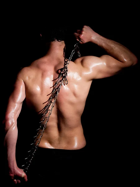 El hombre a la moda muscular en la pose a la moda con la cadena —  Fotos de Stock