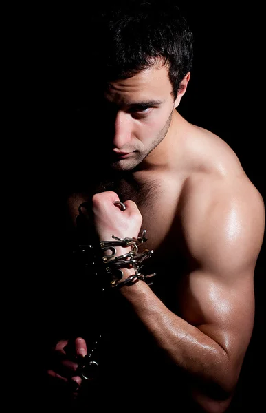 El hombre a la moda muscular en la pose a la moda con la cadena — Foto de Stock
