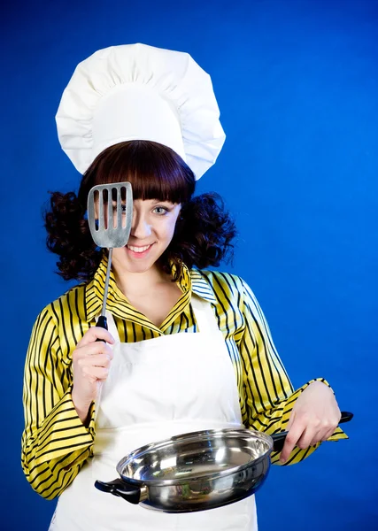 Sorridente donna cuoca felice tiene una padella — Foto Stock