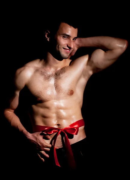 Homem muscular em uma pose de moda com arco vermelho — Fotografia de Stock