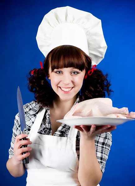 Gülümseyen mutlu aşçı kadın ham tavuk tutar — Stok fotoğraf