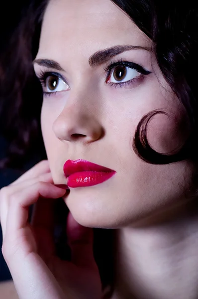 Lábios de lustro vermelhos femininos bonitos com mãos — Fotografia de Stock