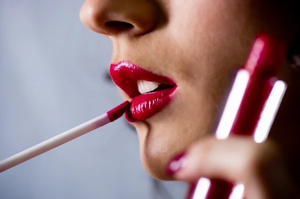 Hermosa hembra labios de brillo rojo con descaro — Foto de Stock
