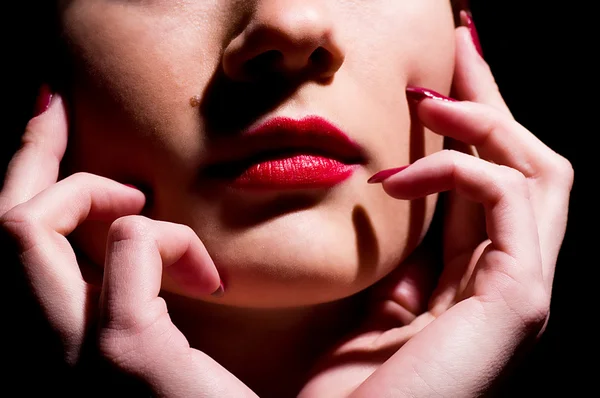 Όμορφη γυναίκα κόκκινο γυαλιστερό χείλη με τα χέρια — Φωτογραφία Αρχείου