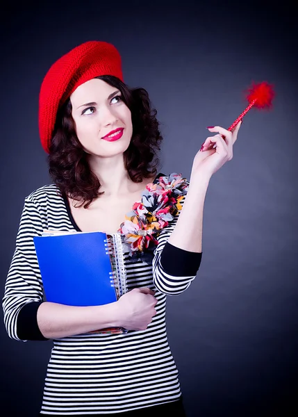 Французская студентка в красном берете с блокнотами — стоковое фото
