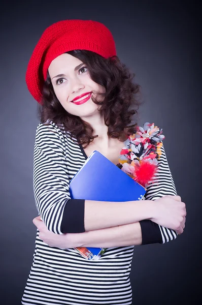 Francouzka student v červený baret s notebooky — Stock fotografie